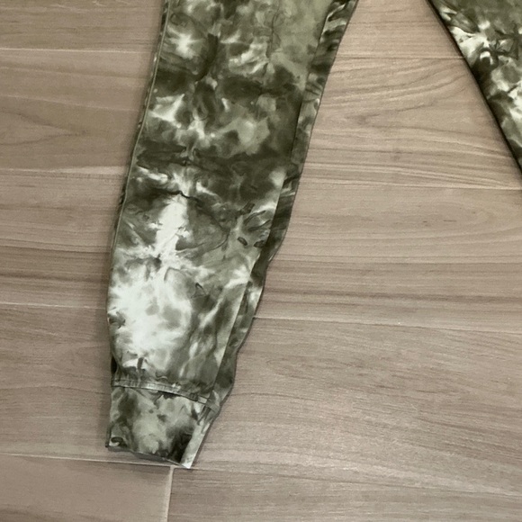 lululemon athletica Green Tie-Dye Leggings - Picture 10 of 16